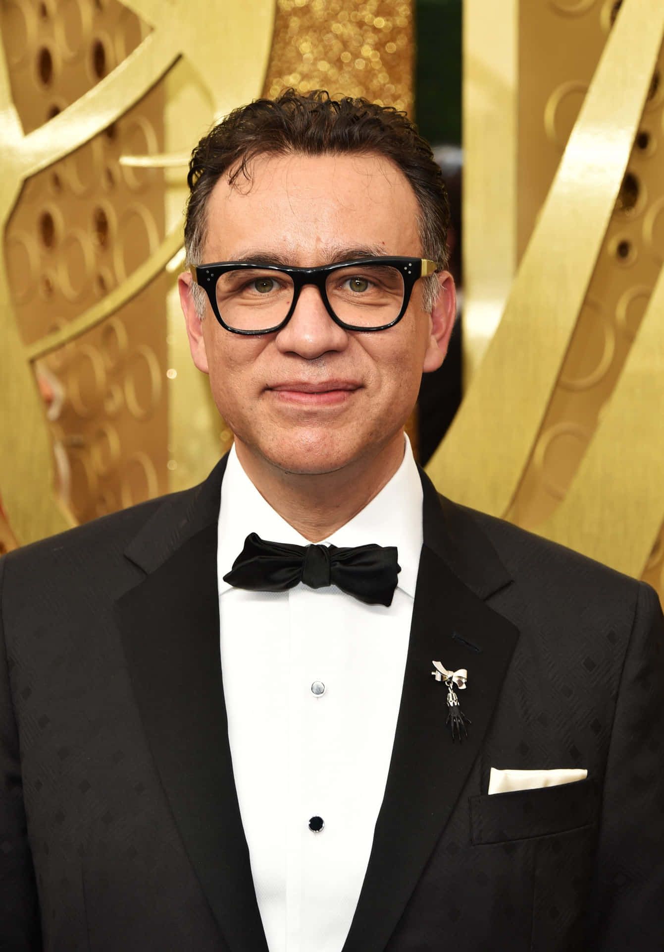 Fred Armisen Verheugt Met Een Comedic Gesture Op Het Podium Achtergrond