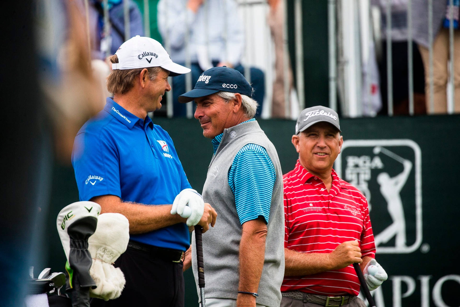Fred Couples og andre professionelle golfspillere stiger over det grønne Wallpaper
