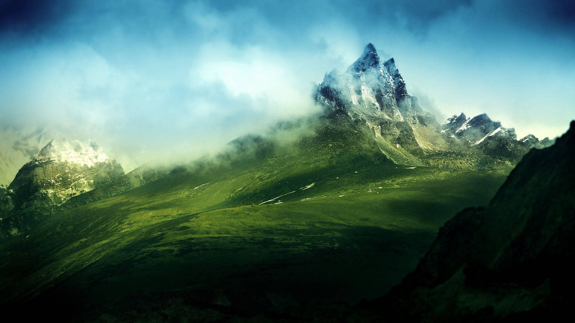 Imagengratuita De Montaña Verde Con Niebla. Fondo de pantalla
