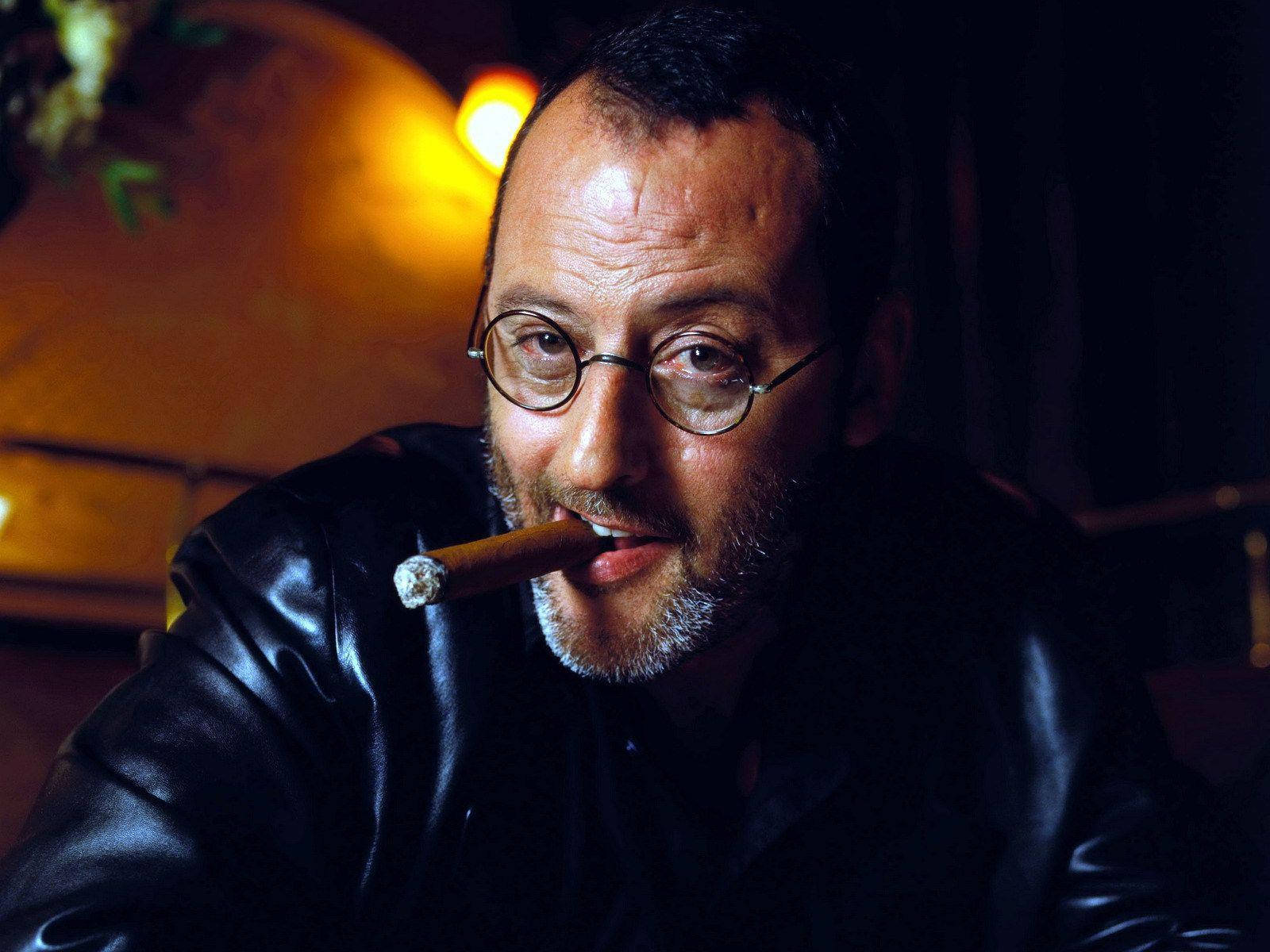 Den franske skuespiller Jean Reno ryger cigar ørken scene Wallpaper
