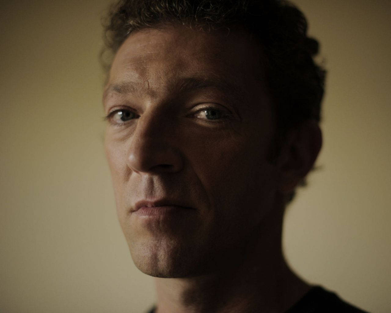 Intriguing Headshot of French Actor, Vincent Cassel Wallpaper