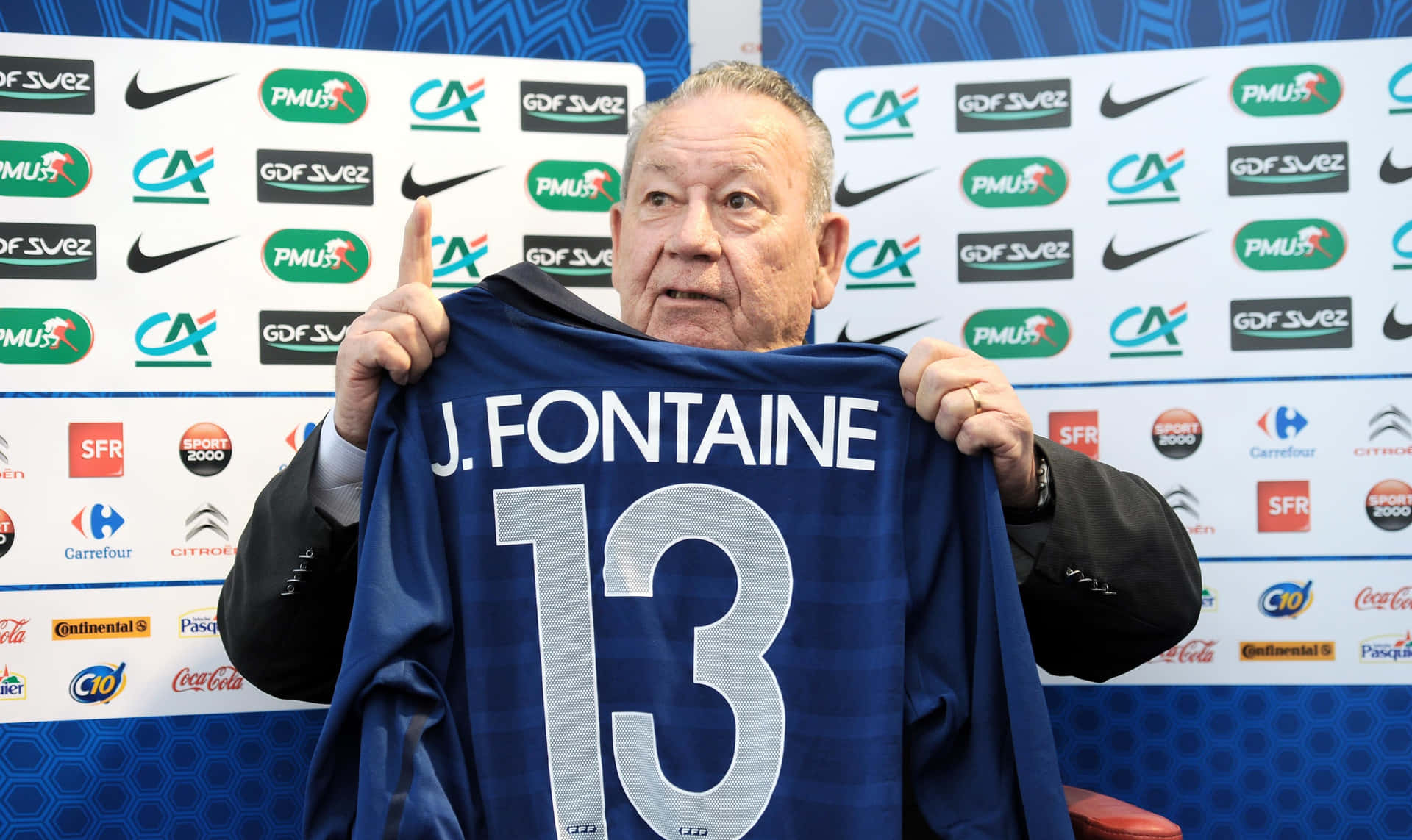Antiguojugador De Fútbol Francés Just Fontaine, Número De Camiseta 13. Fondo de pantalla