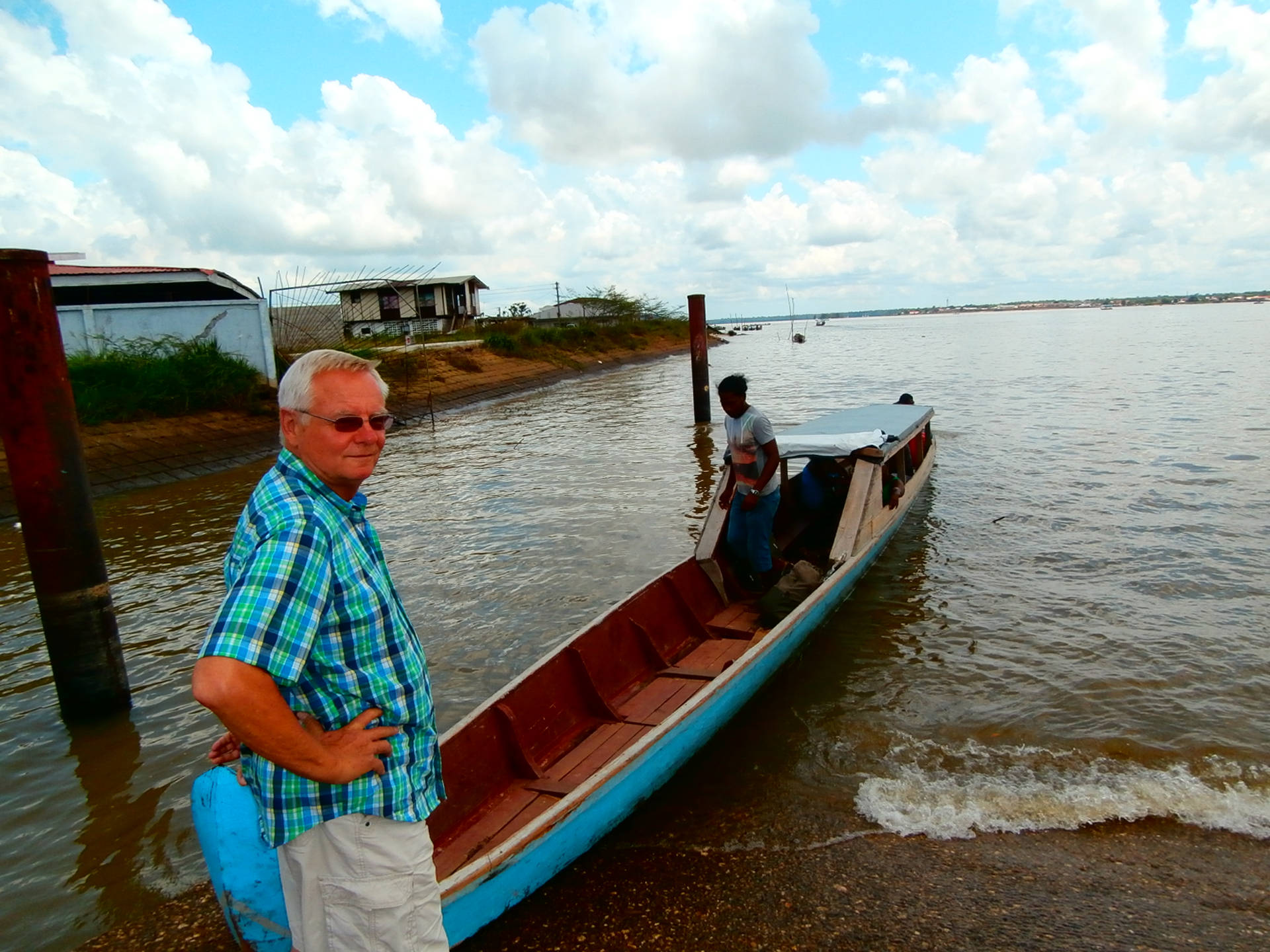 Hombrede La Guayana Francesa Cerca De Un Barco Fondo de pantalla
