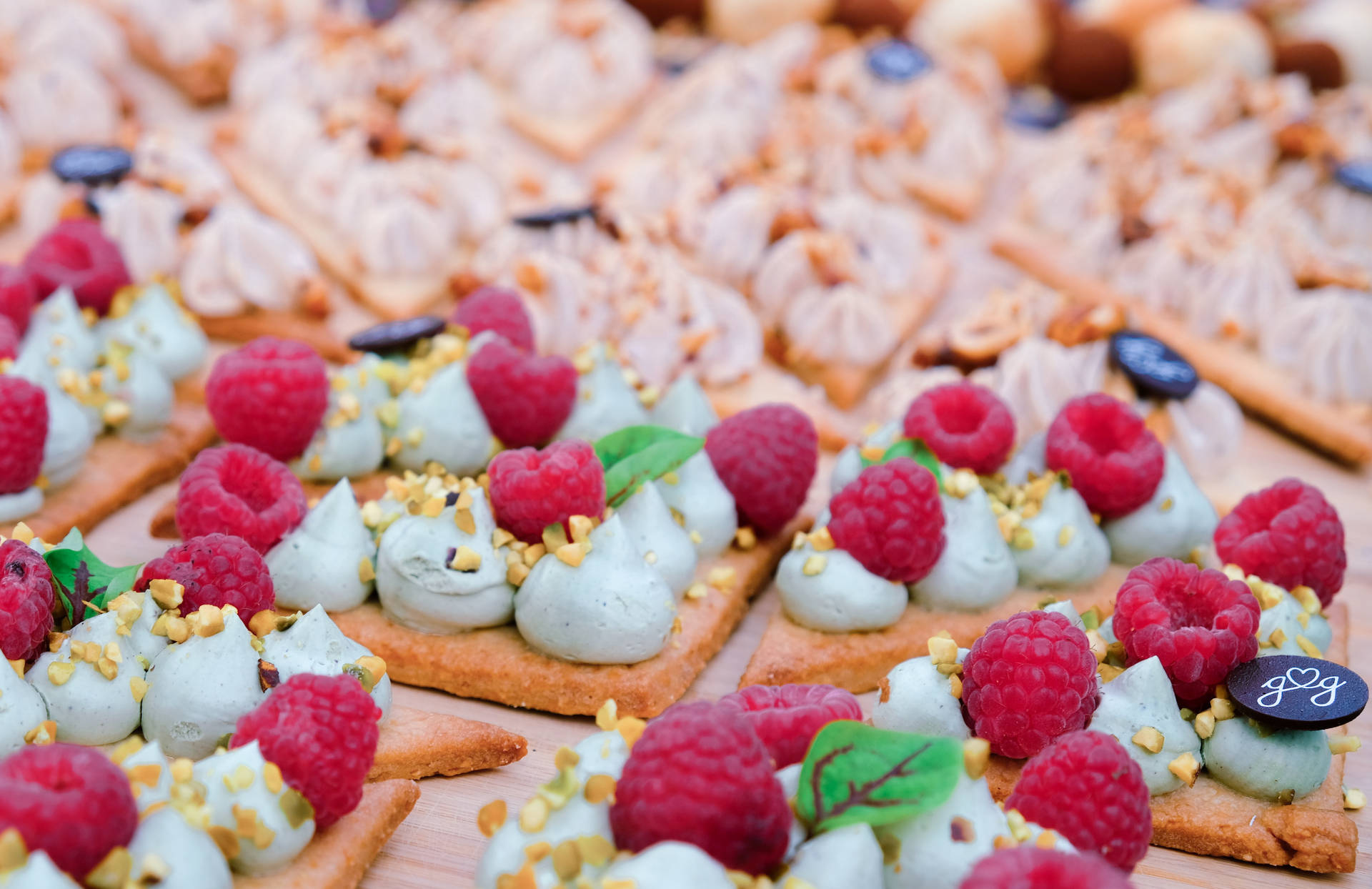 Franske kager toppet med fløde og jordbær Wallpaper