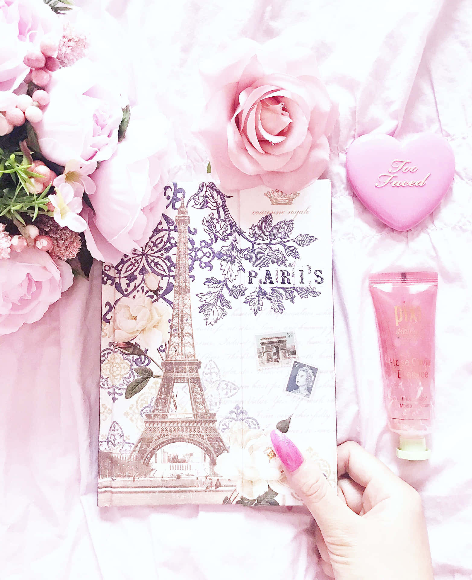 Immaginedegli Oggetti Rosa Della Torre Eiffel Francese.