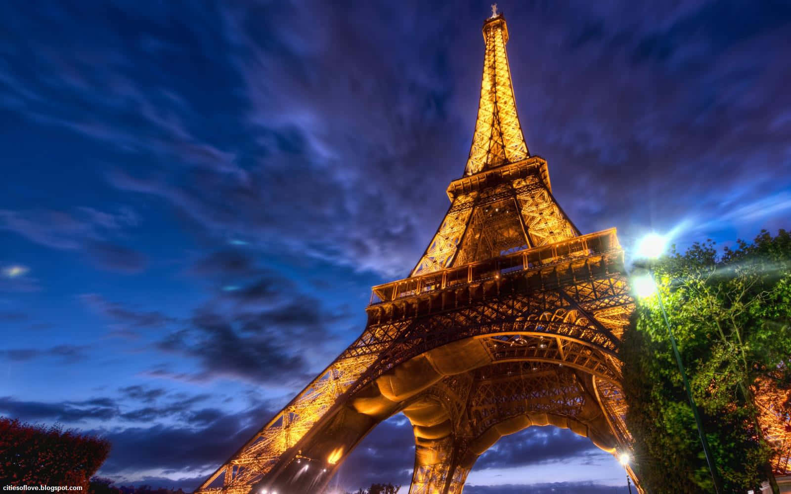 Immaginedella Torre Eiffel Di Notte A Parigi