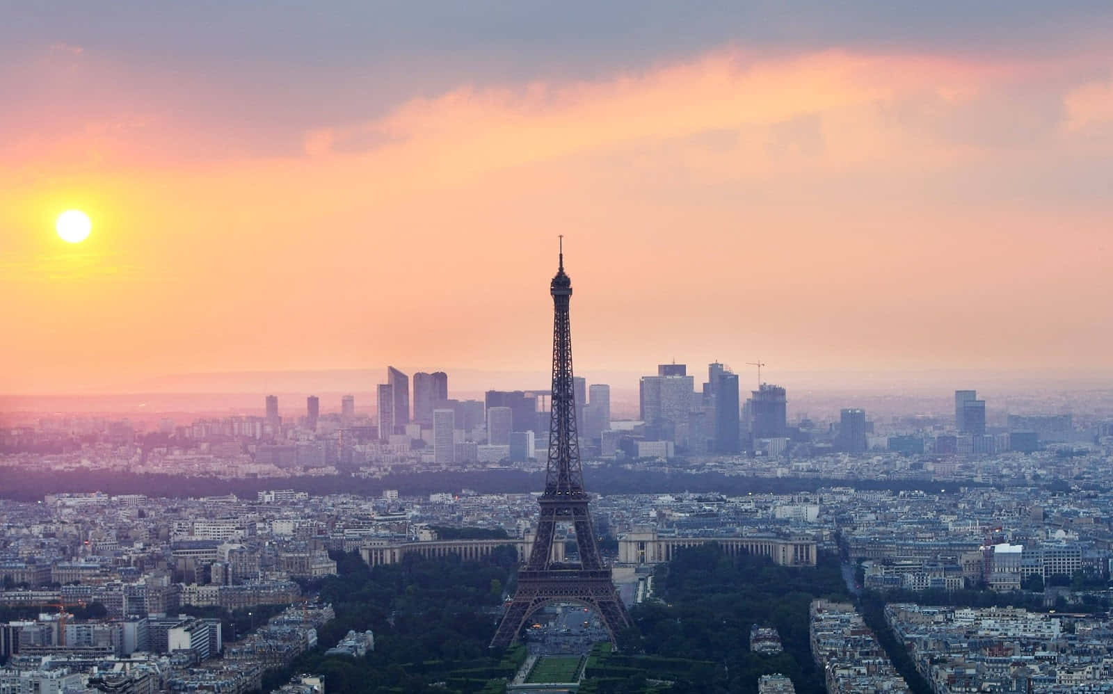 Immaginedella Torre Eiffel Al Tramonto A Parigi In Francese.