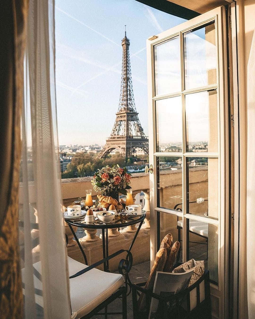 Franskbillede Af Eiffeltårnet Set Igennem Et Vindue Til Computer Eller Mobiltelefon Tapet.
