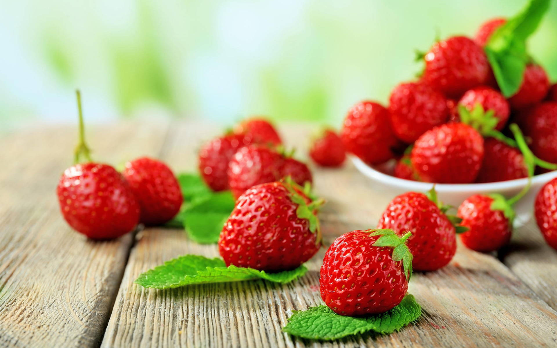 Fresh And Plump Strawberry Desktop Wallpaper