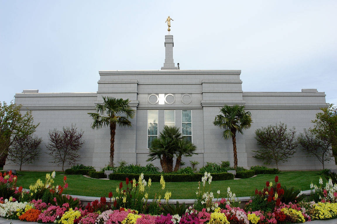 Fresno California Temple Daytime Front View Wallpaper