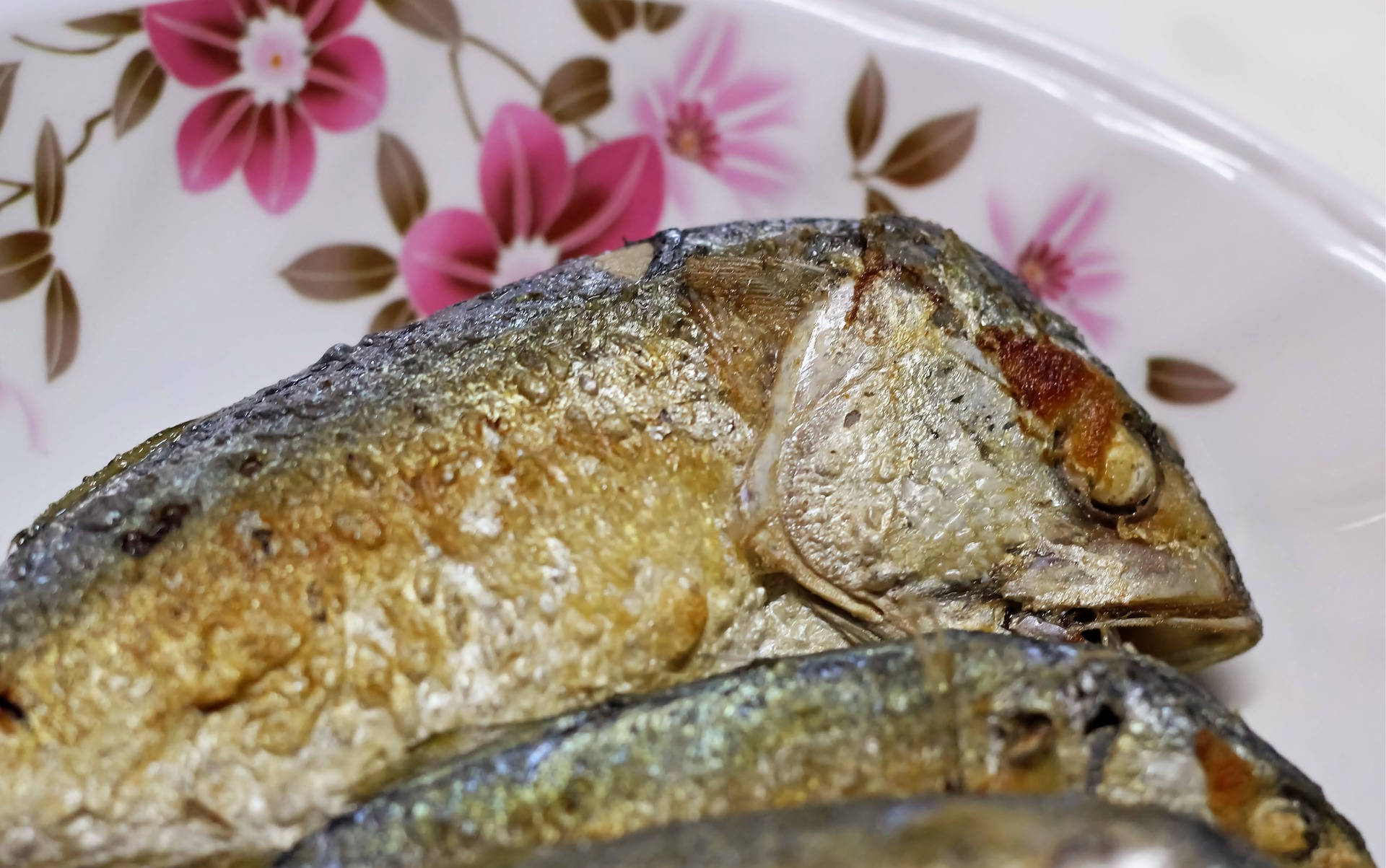 Fried Sea Bass On Floral Plate Wallpaper