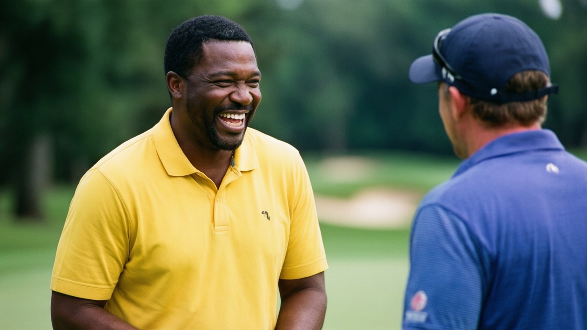 Rehellinen otos Jj Henrystä nauramassa toisen golfarin kanssa kierroksen aikana.
