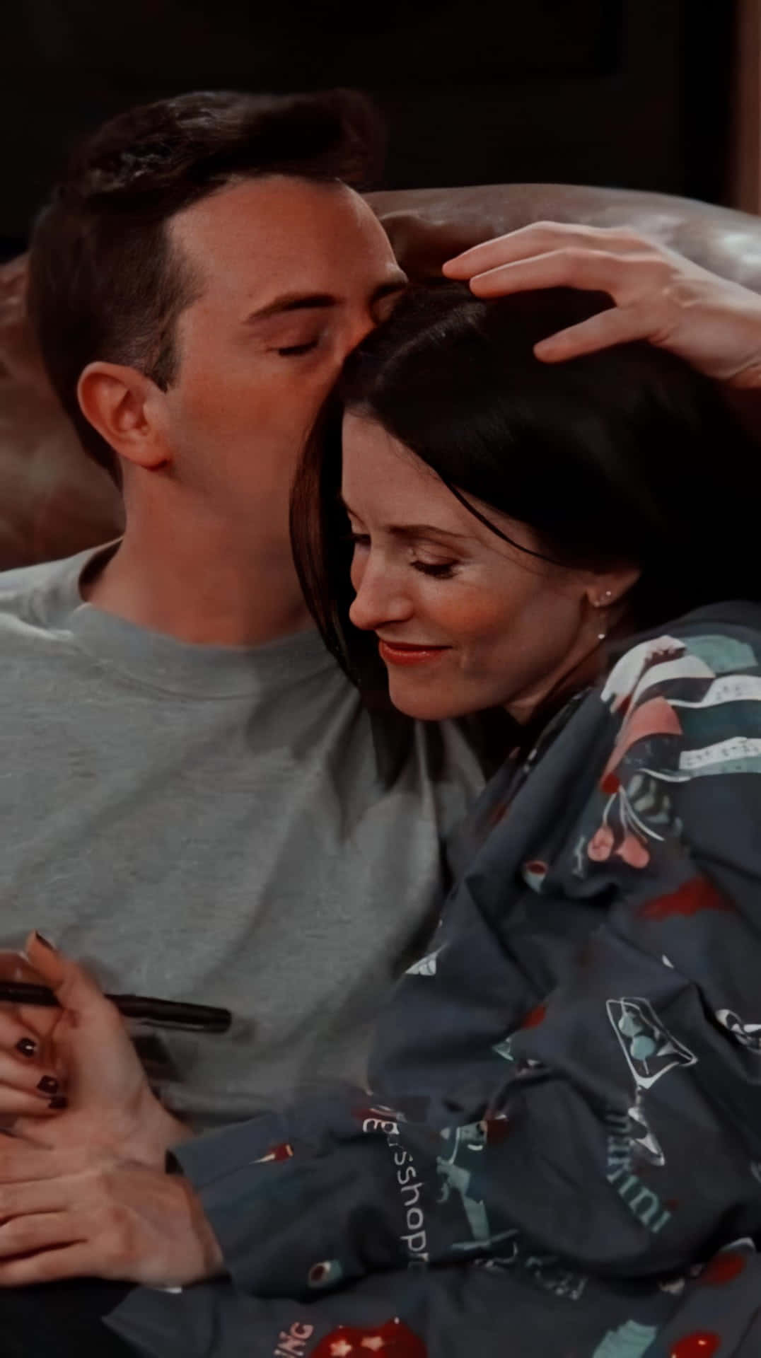 Friends Iphone Chandler Kisses Monica Wallpaper