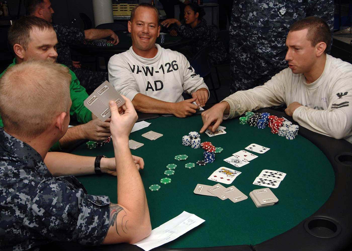 Venner spiller Texas Hold'em Poker Wallpaper
