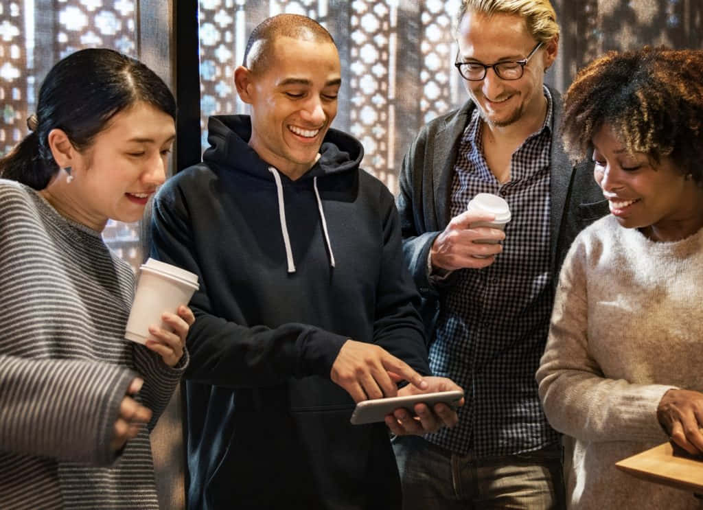 Vrienden Delen Gelach Over Telefoon Achtergrond