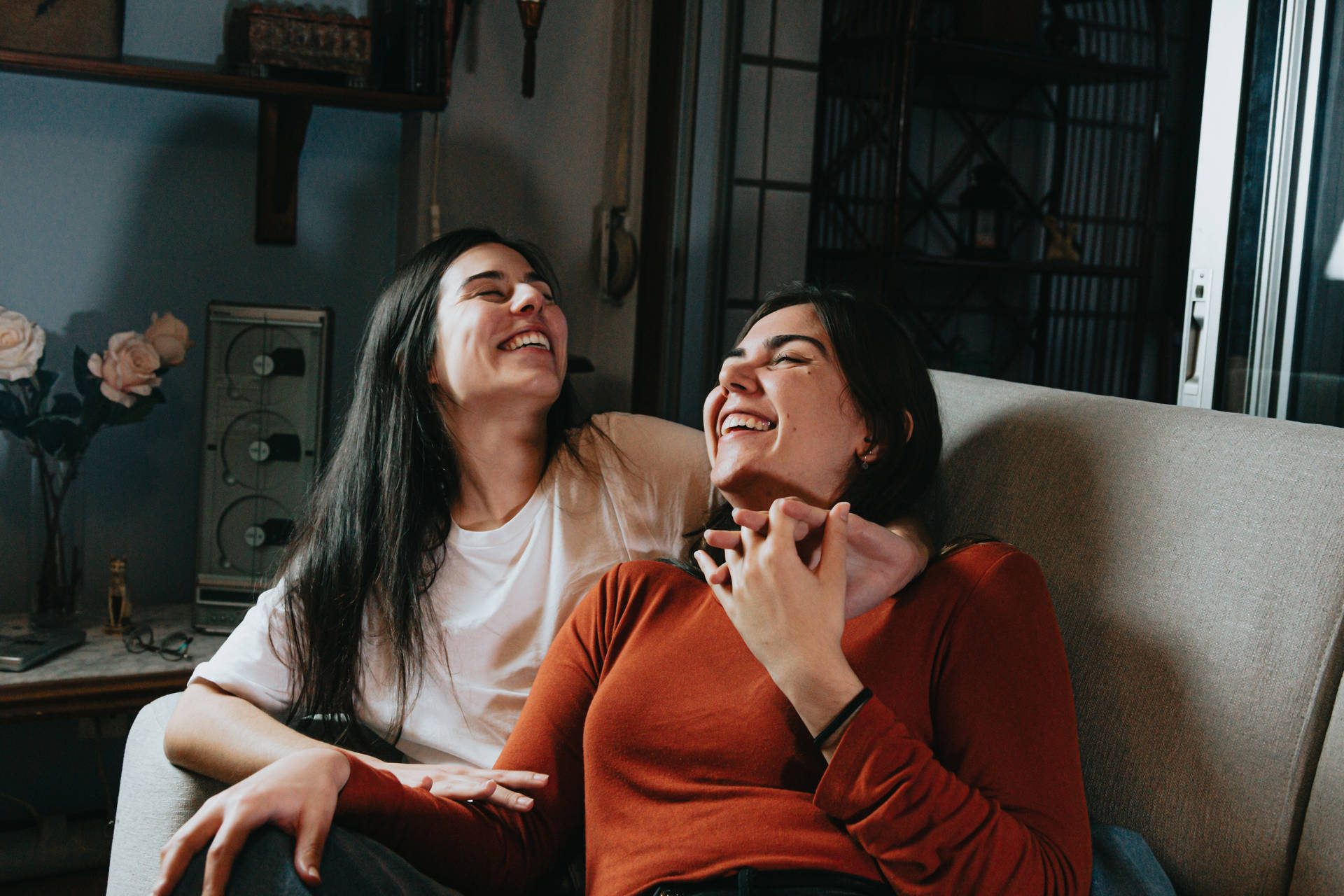 Amistadde Dos Mujeres En El Sofá Fondo de pantalla