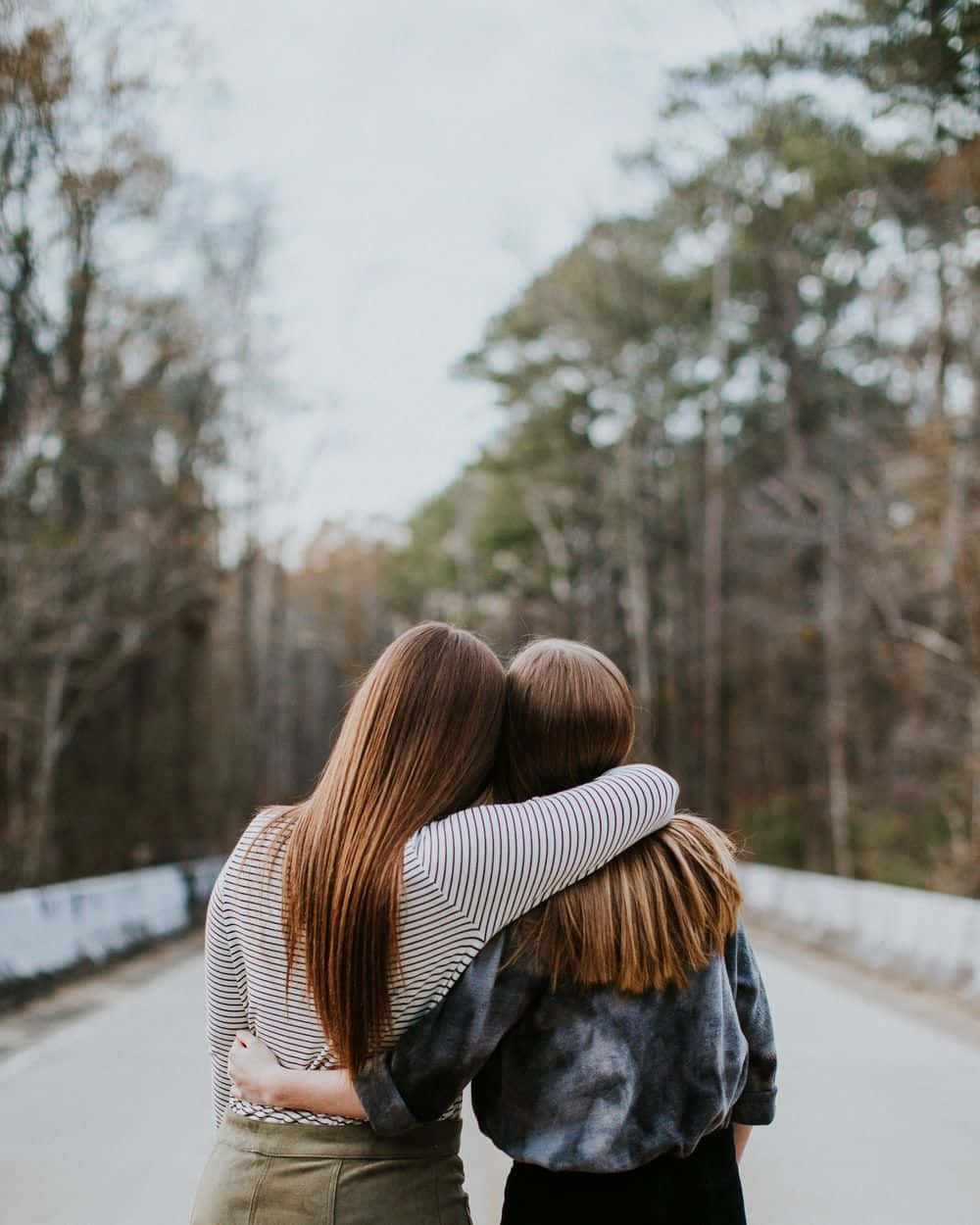 Freundschaftbild Von Zwei Mädchen Auf Der Straße
