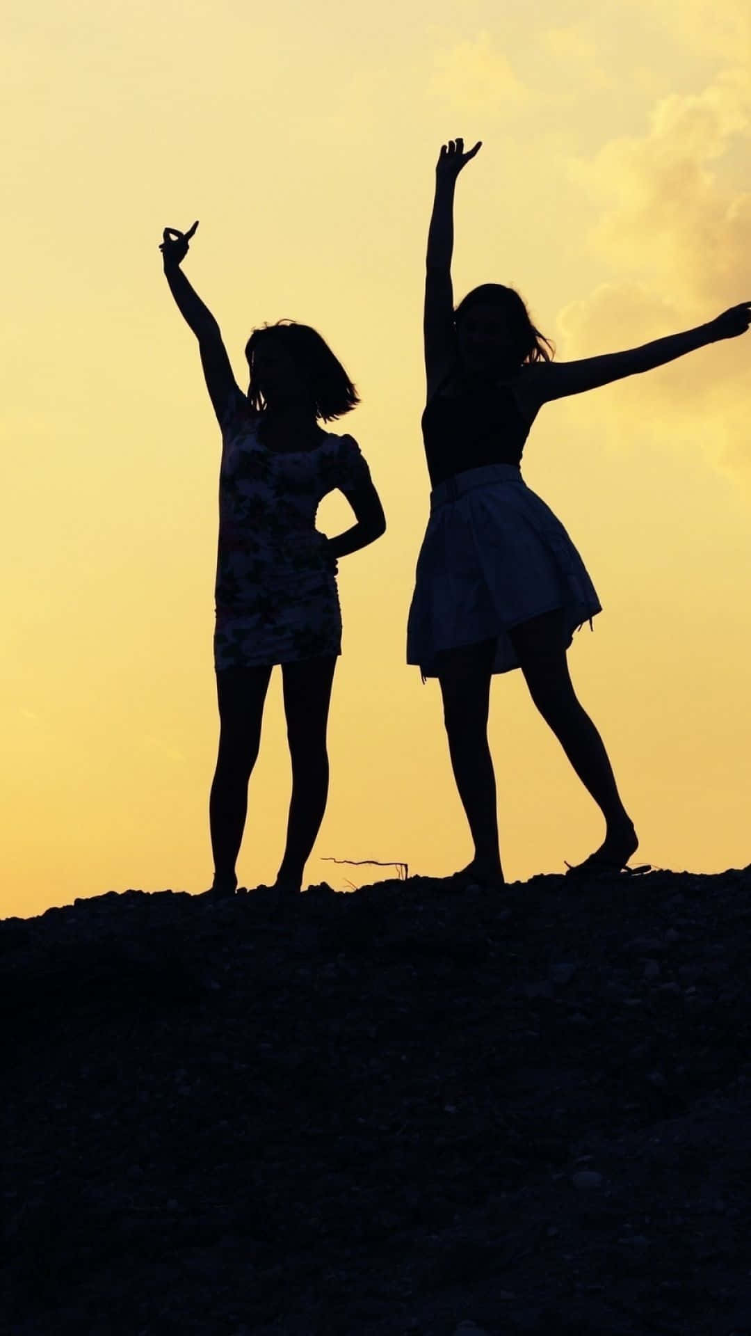 Freundschaftsilhouette Von Frauen Bei Sonnenuntergang Bild