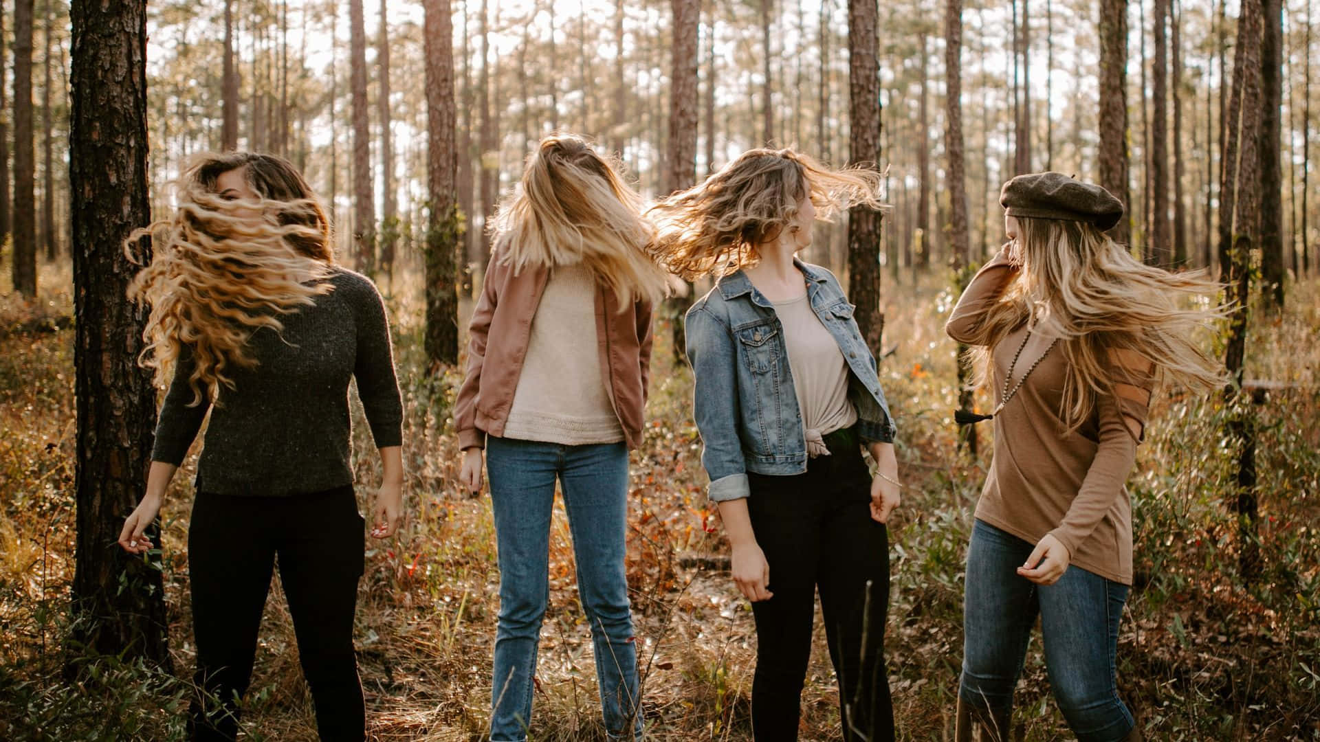 Freundschaft,blonde Mädchen Im Wald Bild