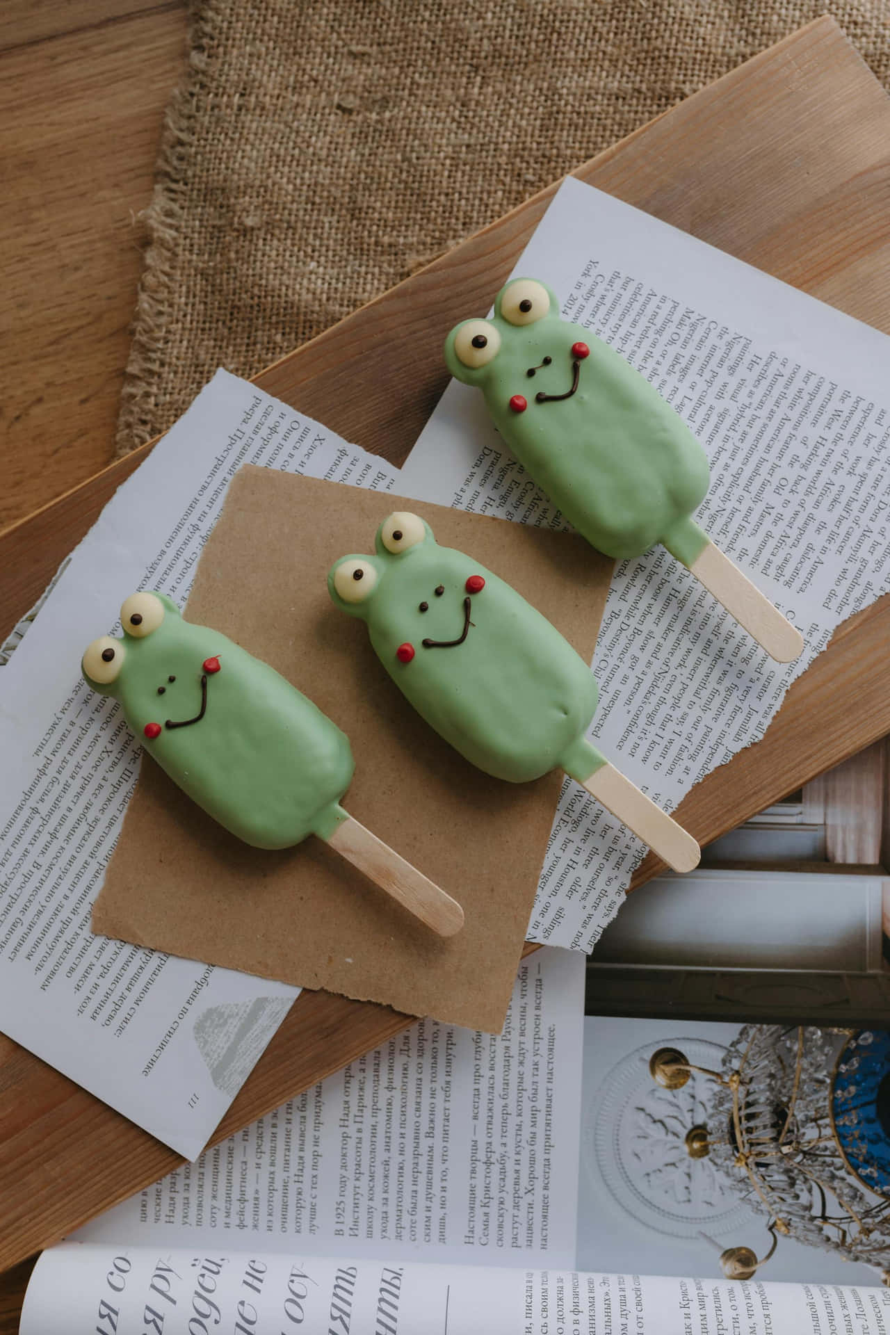 Popsicles De Grenouille Sur Un Livre Fond d'écran