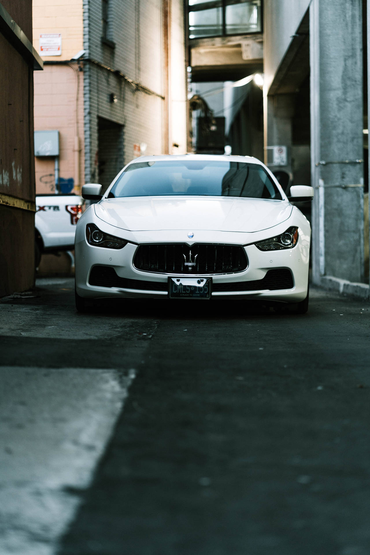 Vistafrontal Do Carro Maserati. Papel de Parede