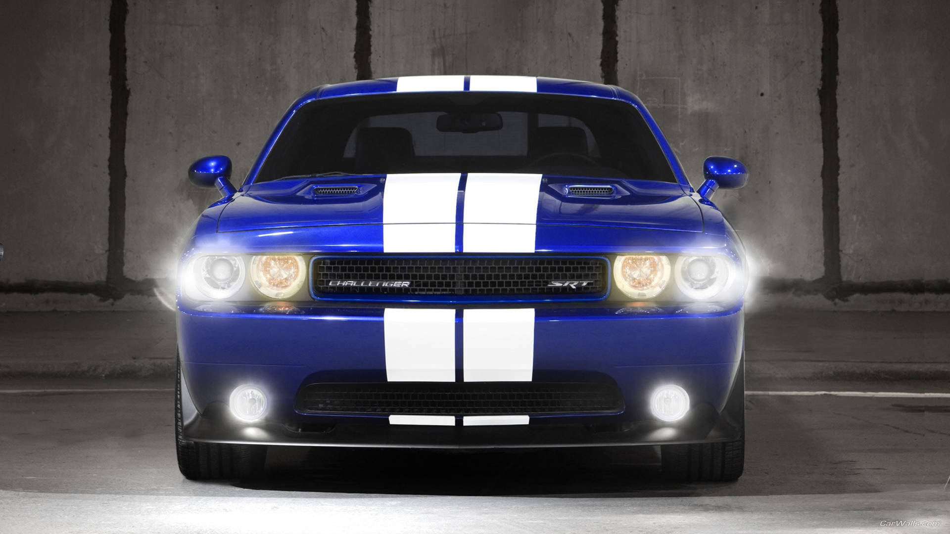 Vistafrontal De Un Dodge Challenger Azul Del Año 2012. Fondo de pantalla