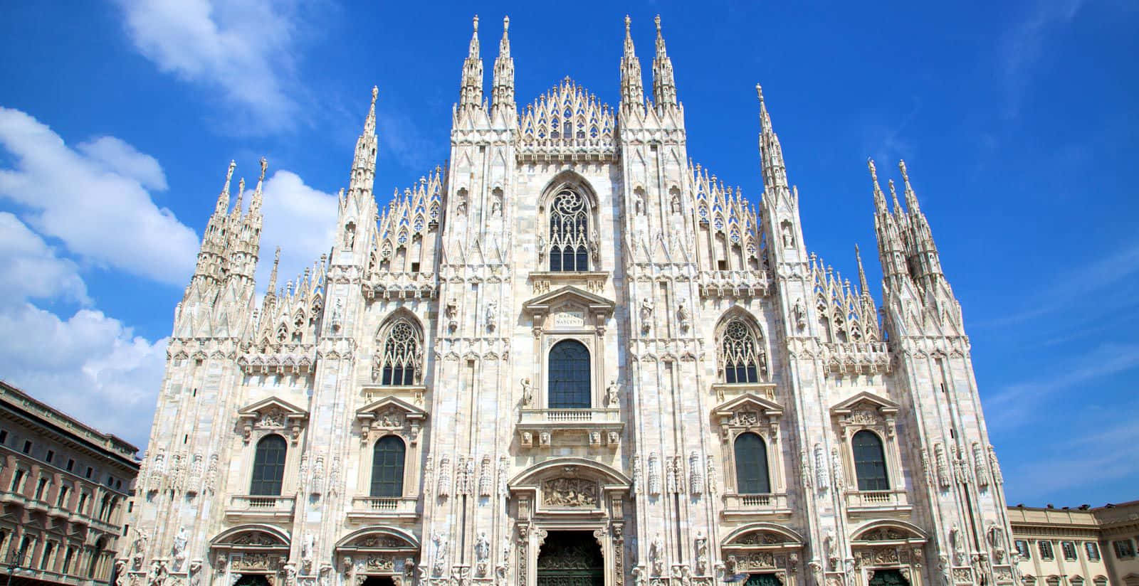 Vistafrontal De La Catedral De Milán. Fondo de pantalla
