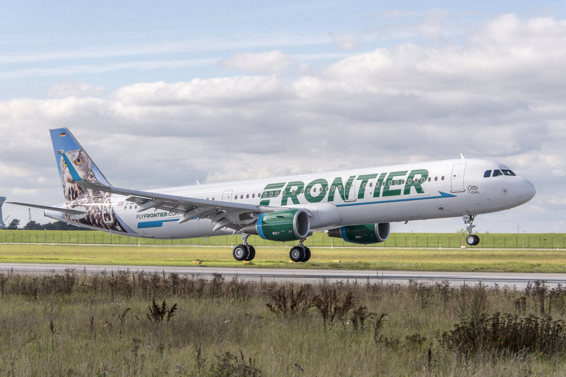 Frontier Airlines Bound To Wallpaper