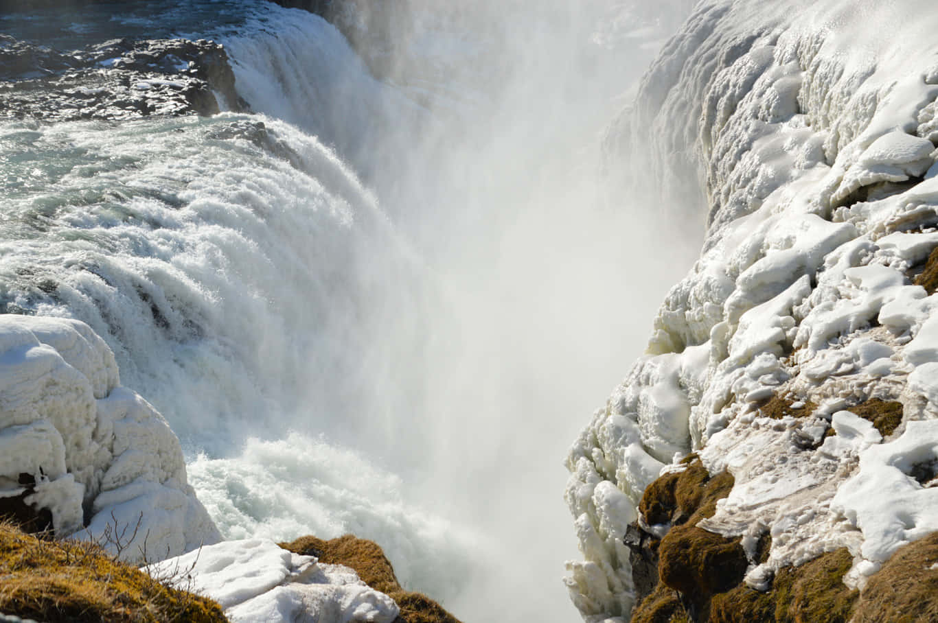 Cachoeiragullfoss Congelada No Sudoeste Da Islândia Para Papel De Parede De Computador Ou Celular. Papel de Parede