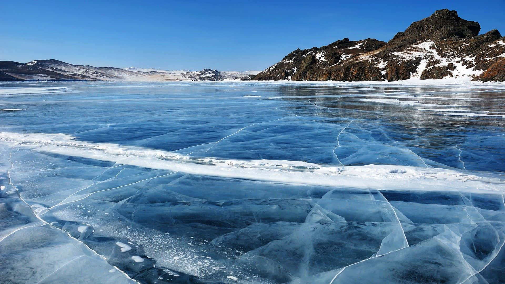 Paisajesereno De Un Lago Congelado Fondo de pantalla