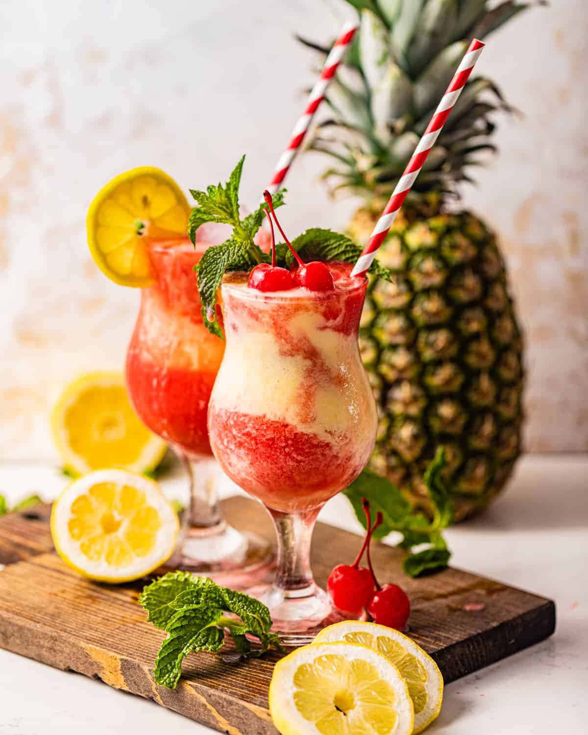 Bebidasde Cóctel De Frutas En Madera. Fondo de pantalla