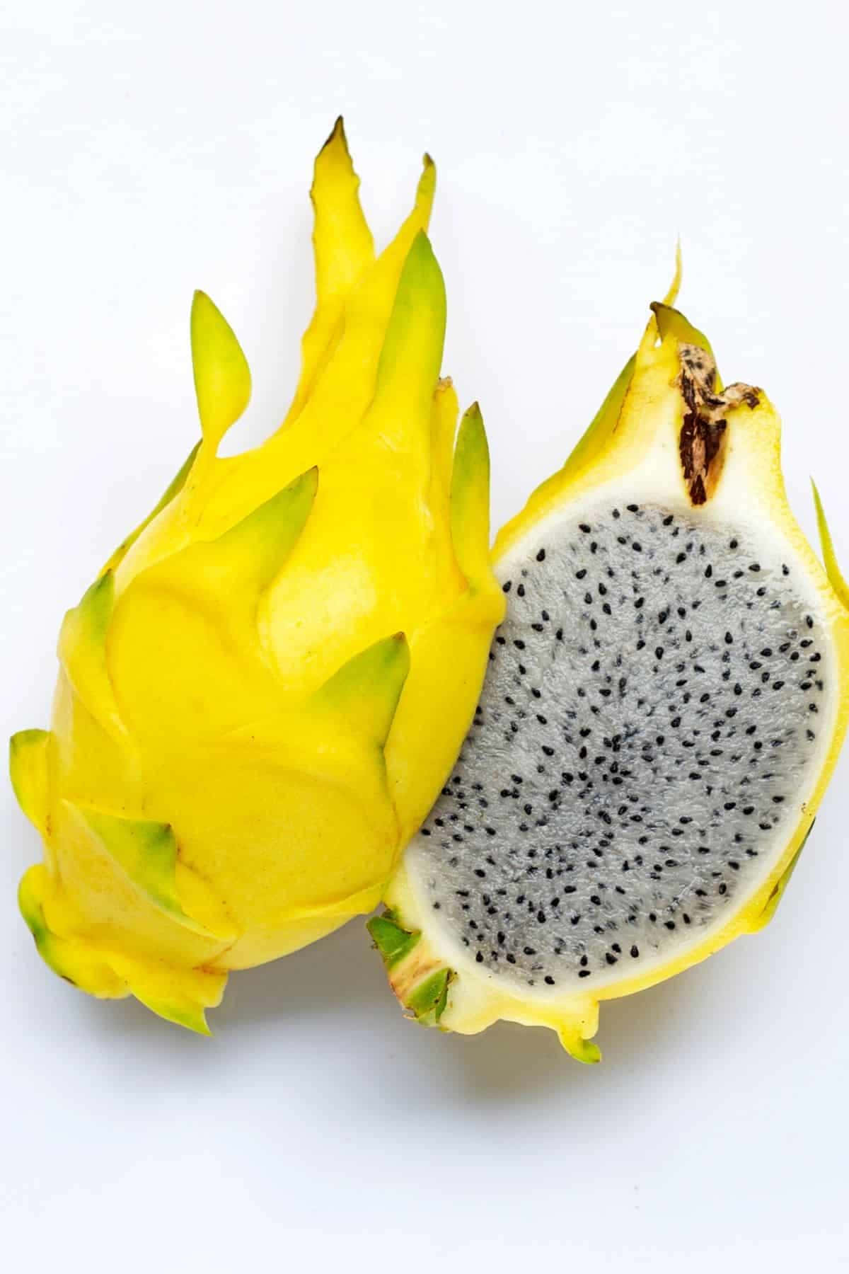 Apitaya É Uma Fruta Tropical Que É Cortada Ao Meio.