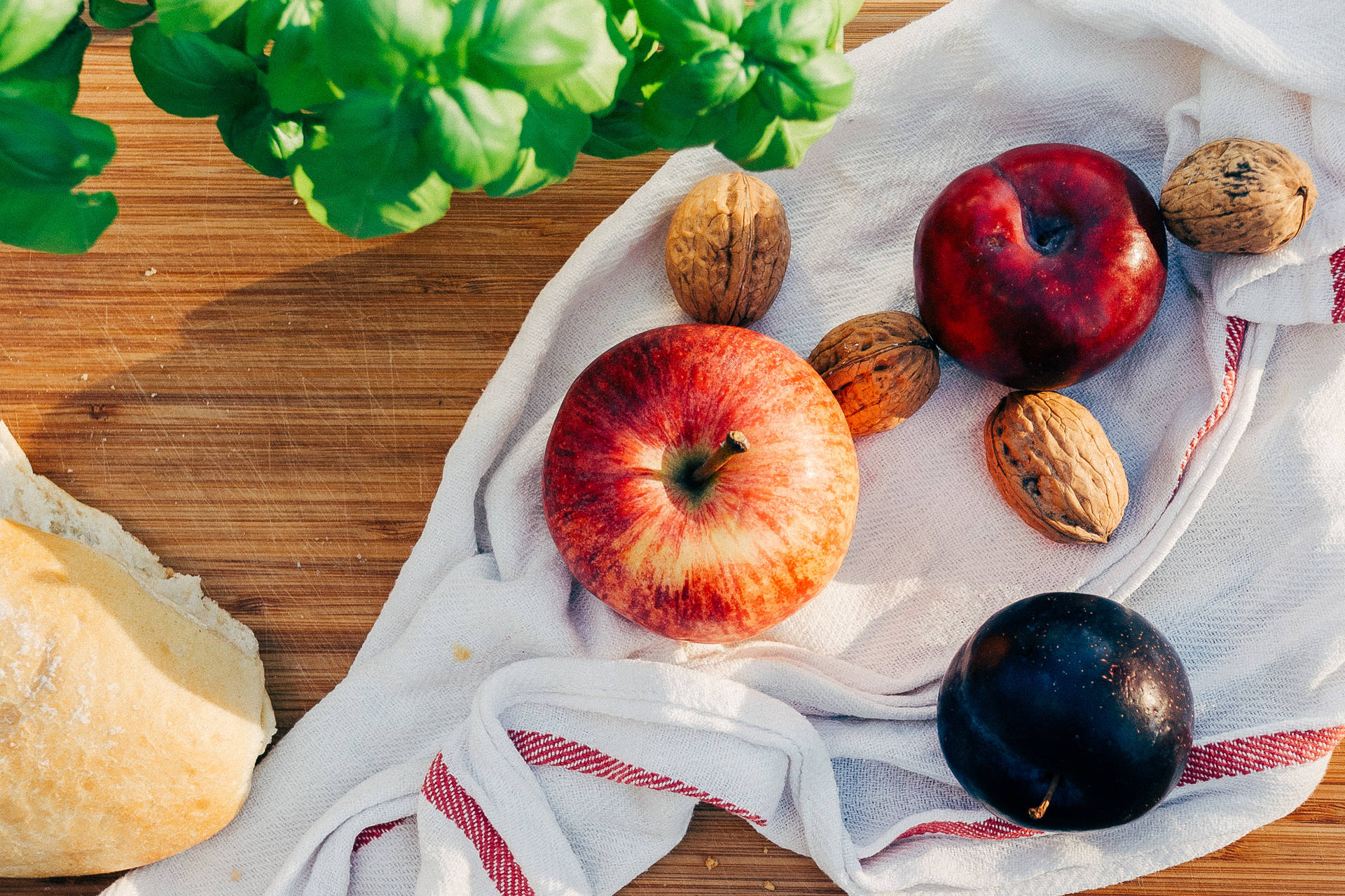 Frugter og nødder på bordet Wallpaper