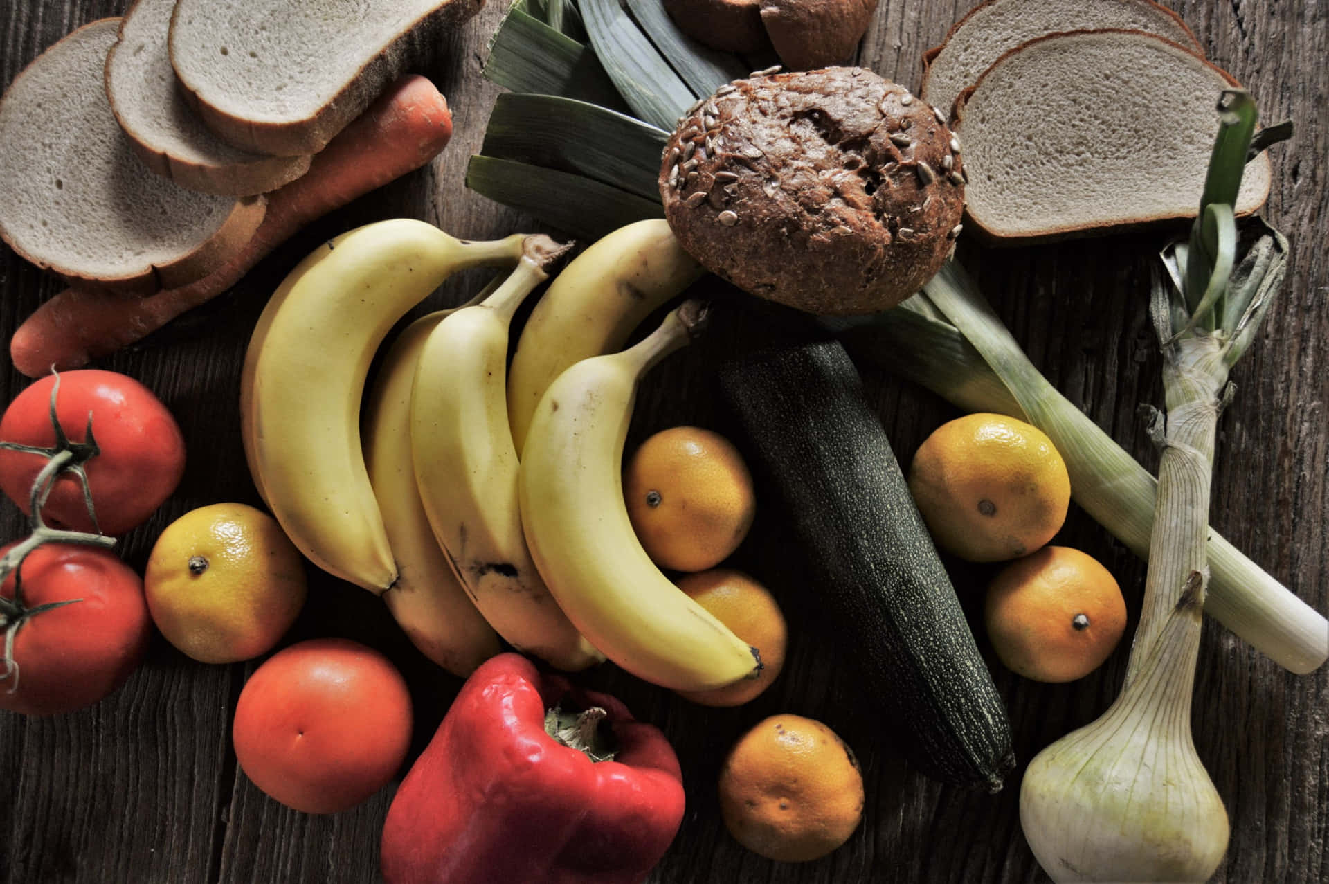 Frugter og grøntsager med skiver af brød Wallpaper