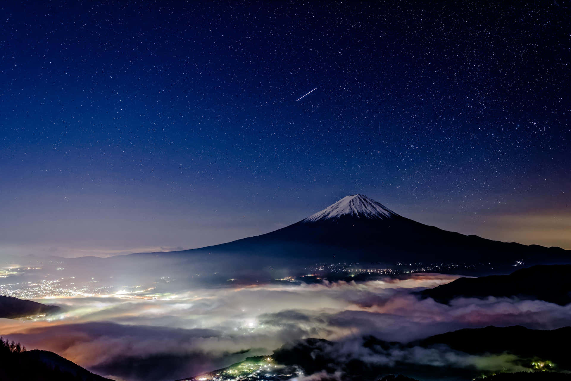 Fujipeak Under The Night Sky: Fuji-berget Under Nattens Stjärnhimmel. Wallpaper