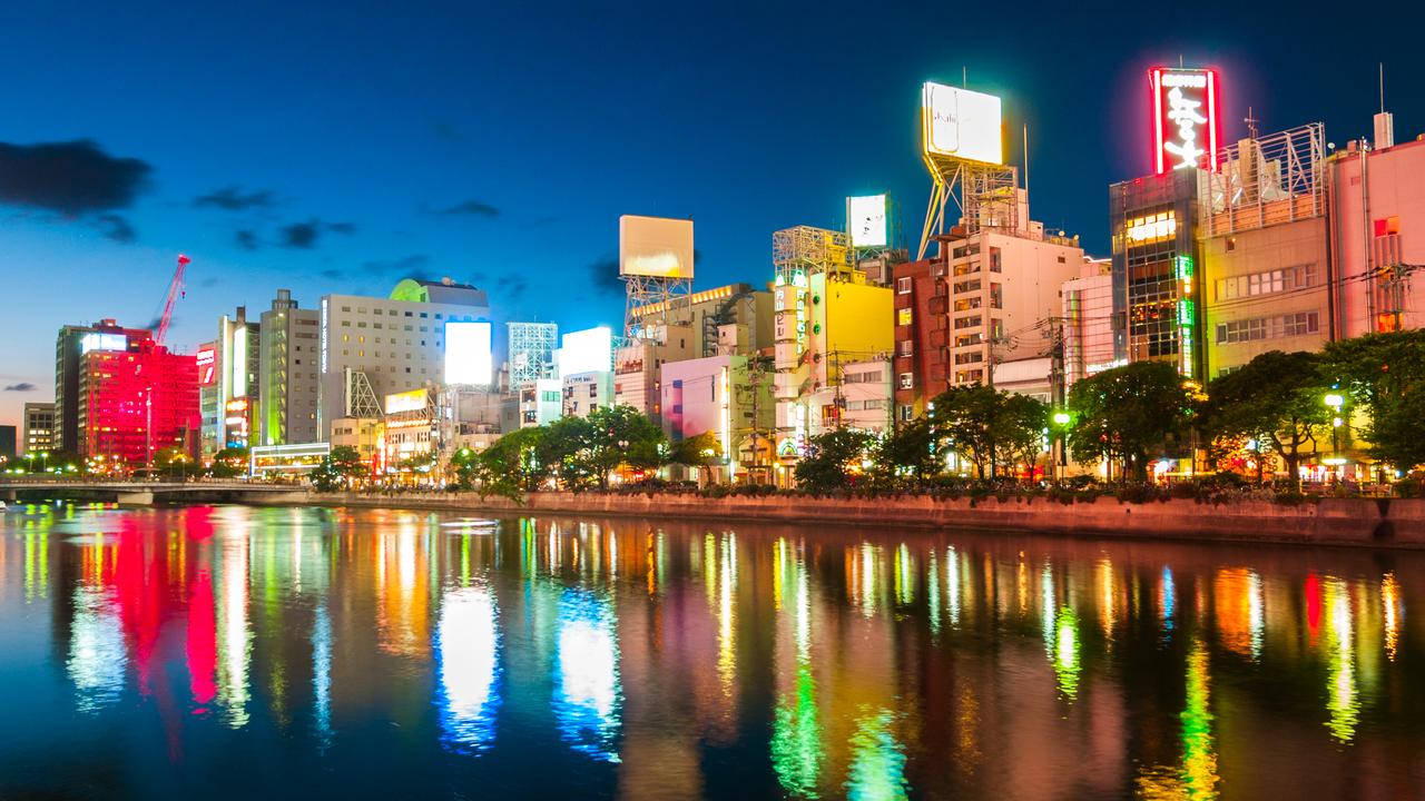 Fukuokacity Enfatiza As Radiantes Luzes Da Cidade Em Sua Tela De Fundo Do Computador Ou Do Celular. Papel de Parede