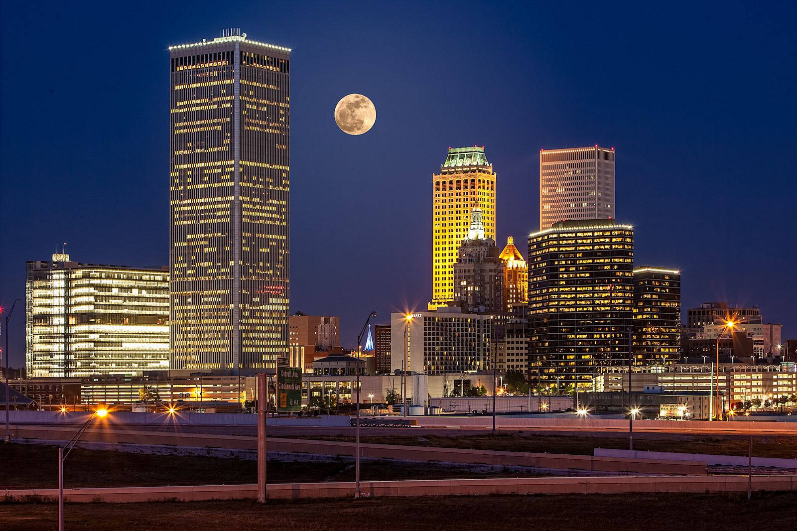 Full Moon Over Tulsa Oklahoma Wallpaper