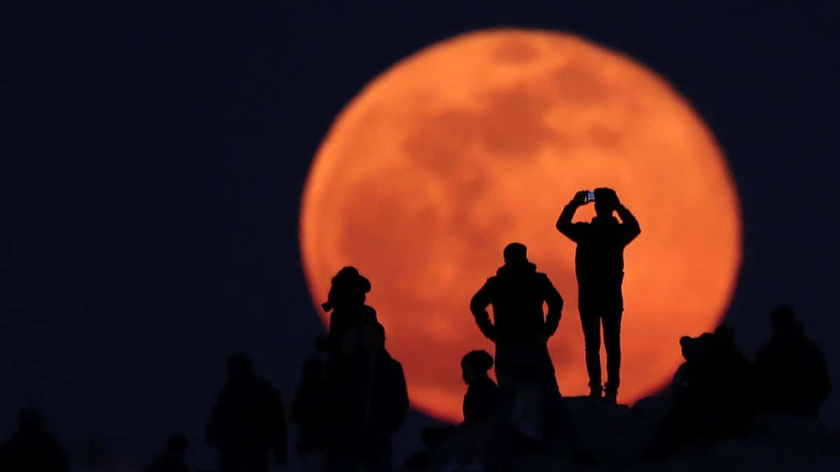Lagente Está Tomando Fotos De La Luna Roja.