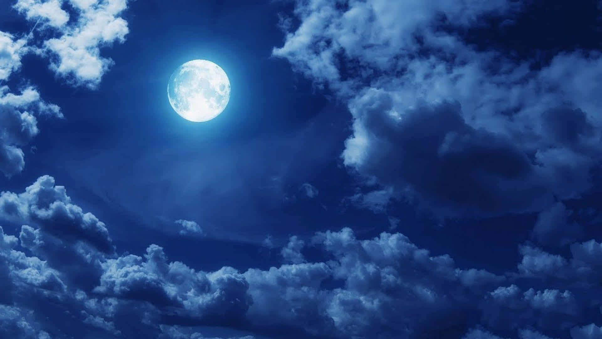Unaluna Piena Si Vede Tra Le Nuvole Nel Cielo