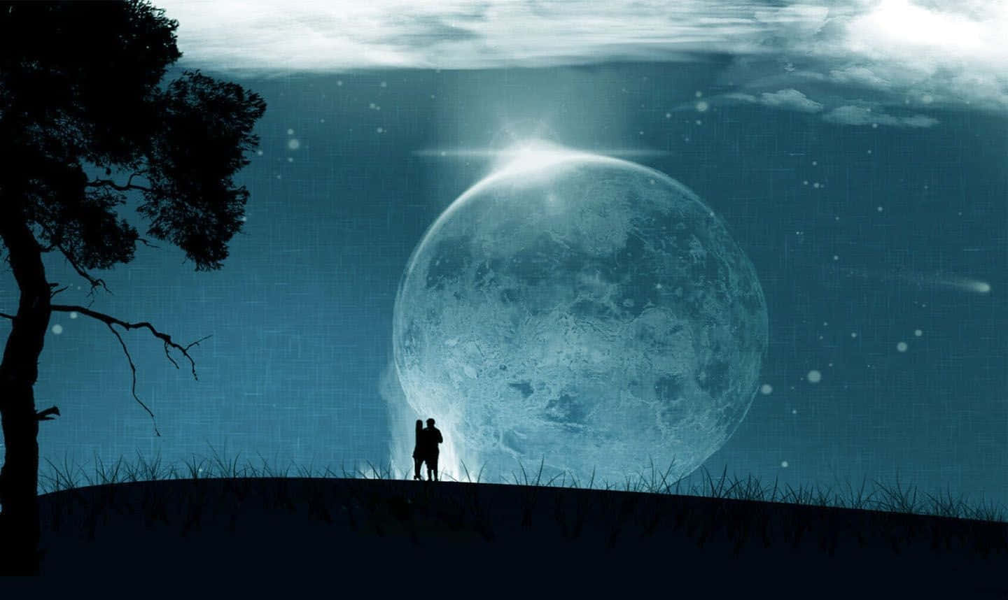 Einpaar Steht Auf Einem Hügel Mit Dem Mond Im Hintergrund.