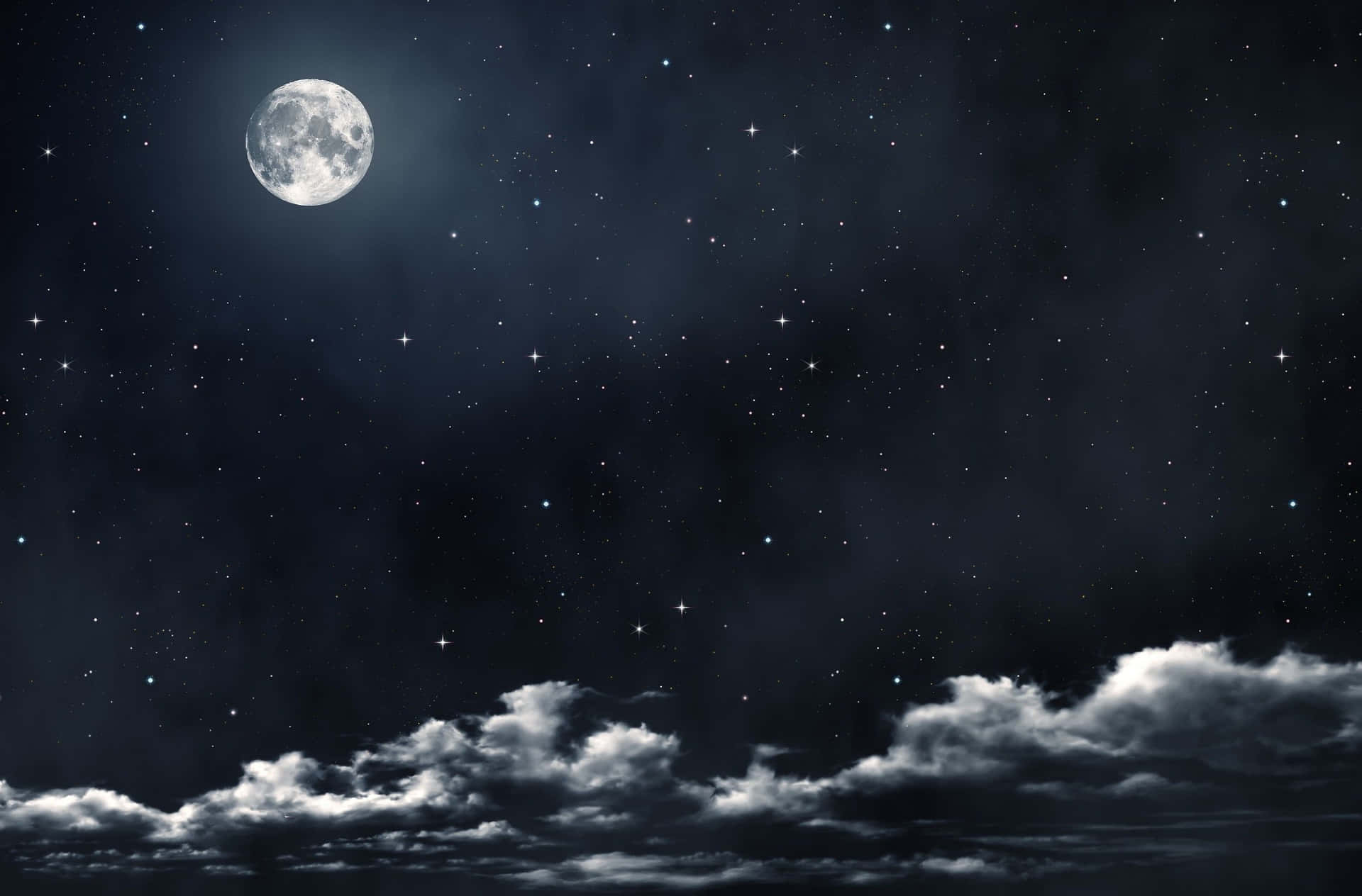 Unaluna Llena Y Nubes En El Cielo