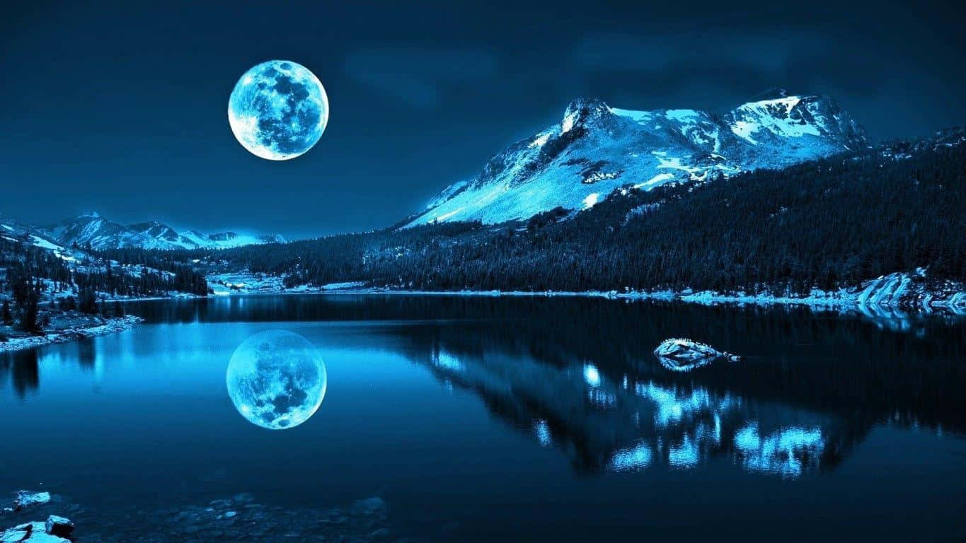 Einblauer Mond Spiegelt Sich In Einem See.