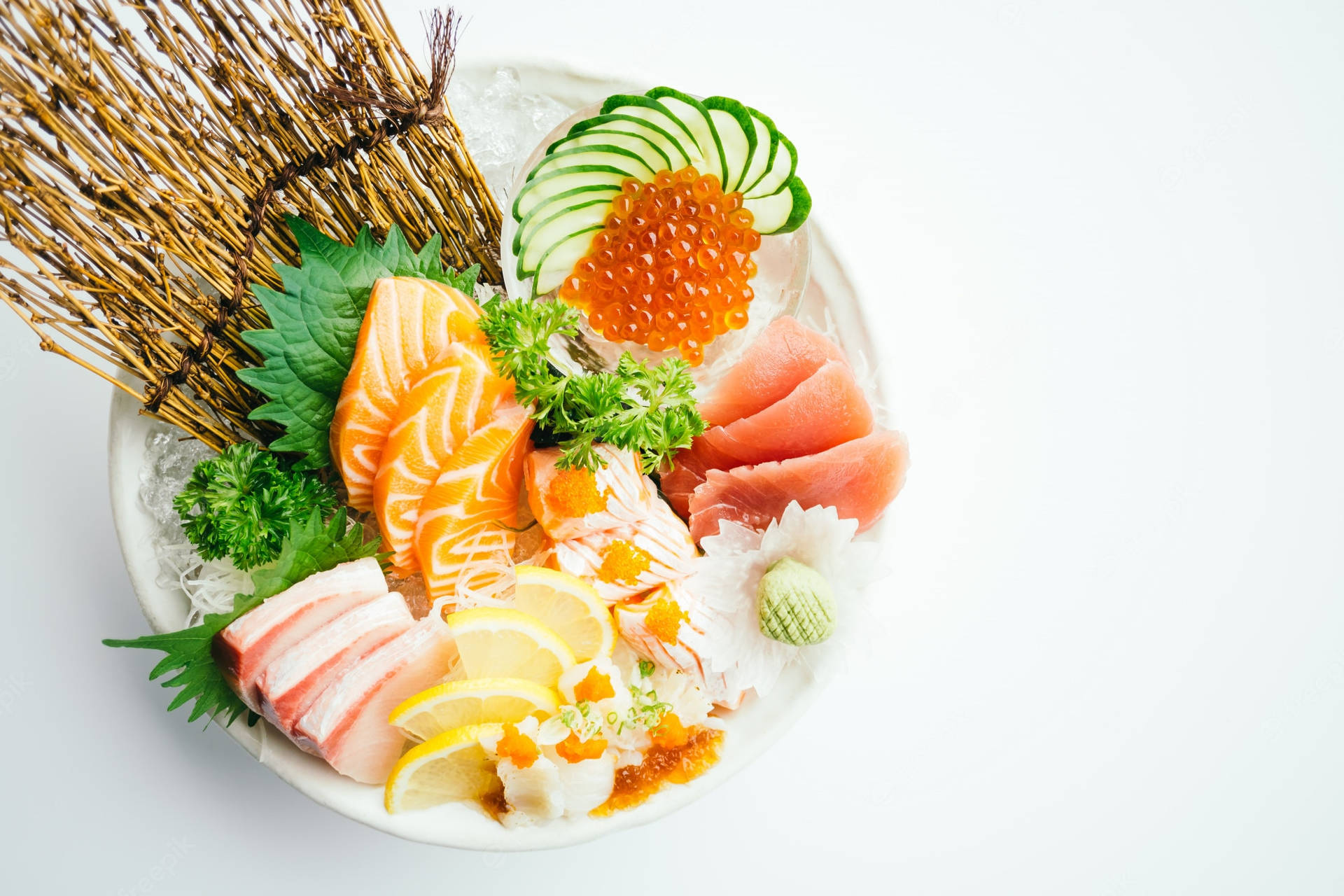 Ciotoladi Sashimi Completo Con Uova Di Pesce E Limone. Sfondo