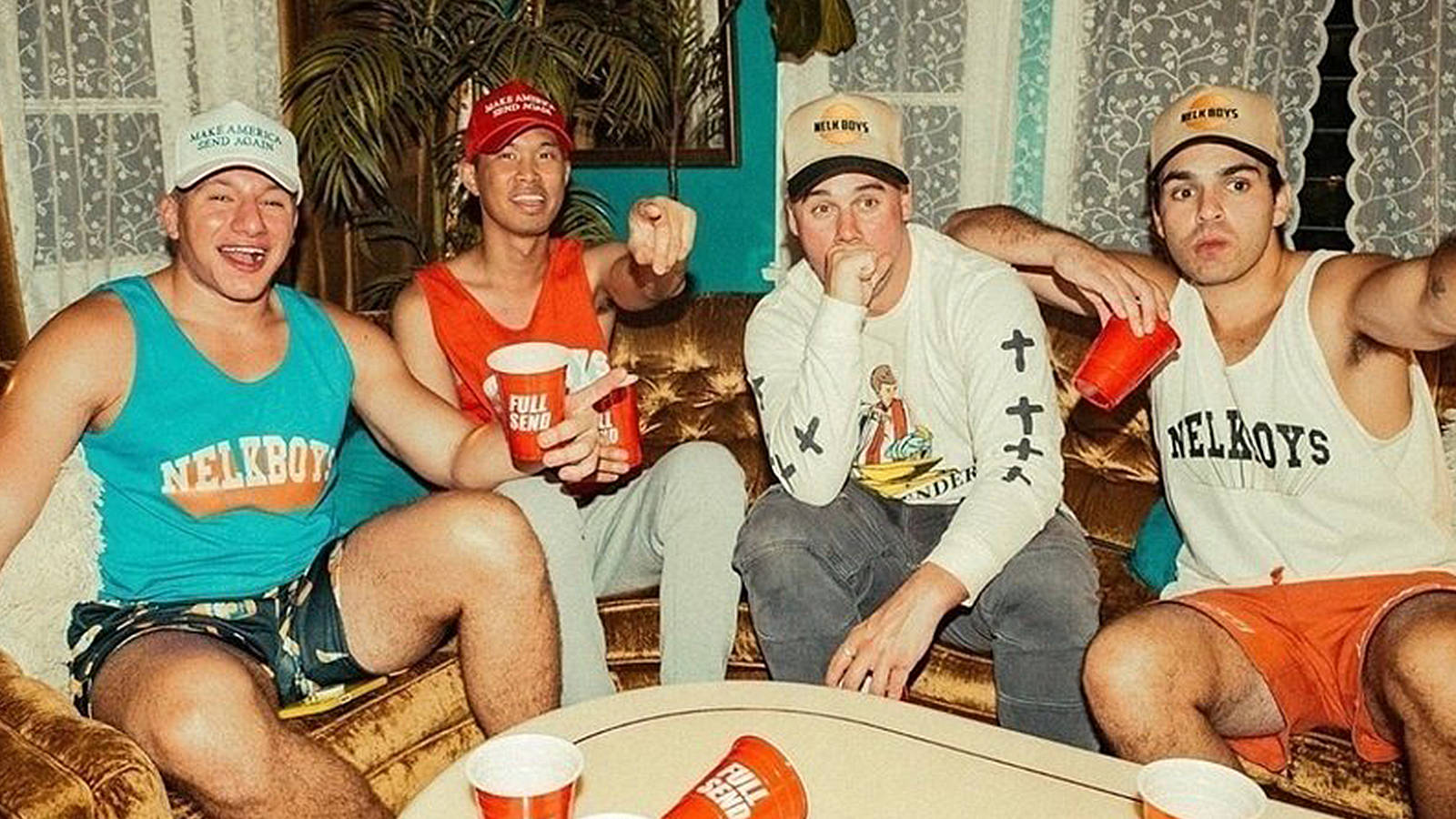 Fire mænd der sidder på en sofa med drikkevarer Wallpaper