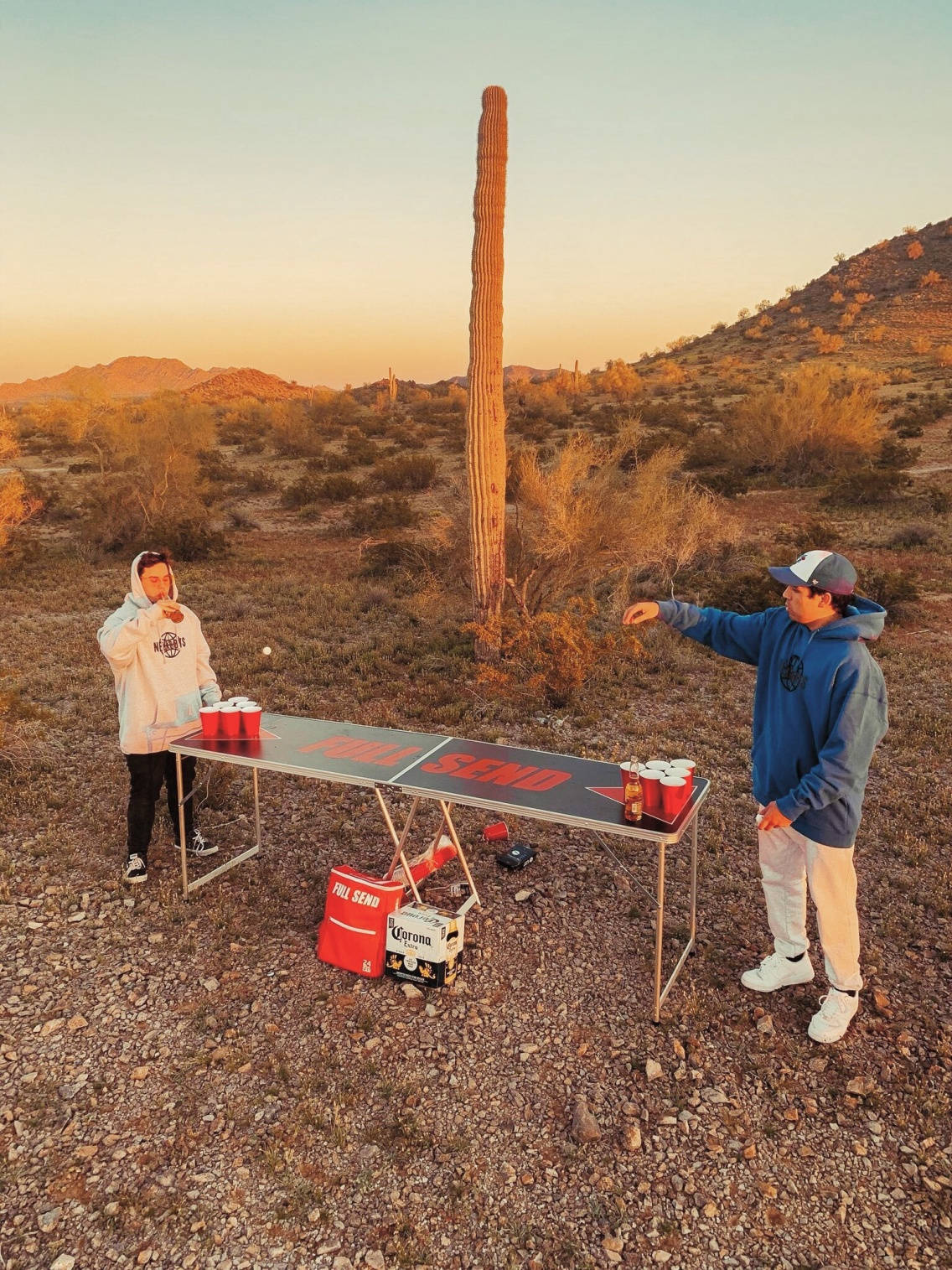 To mænd spiller ping pong i ørkenen. Wallpaper