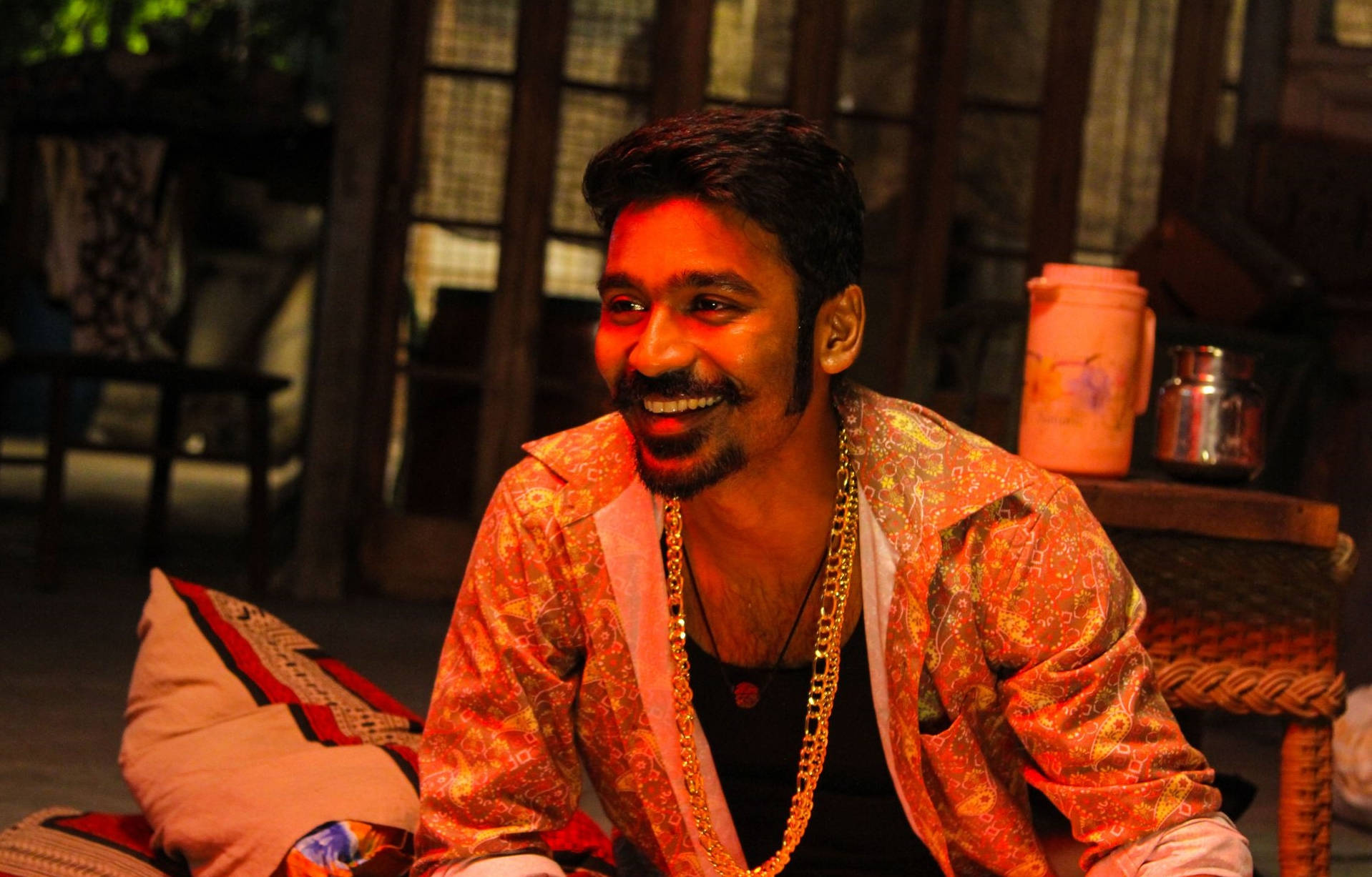 Divertidopersonaje De Dhanush, Maari Sonriendo. Fondo de pantalla