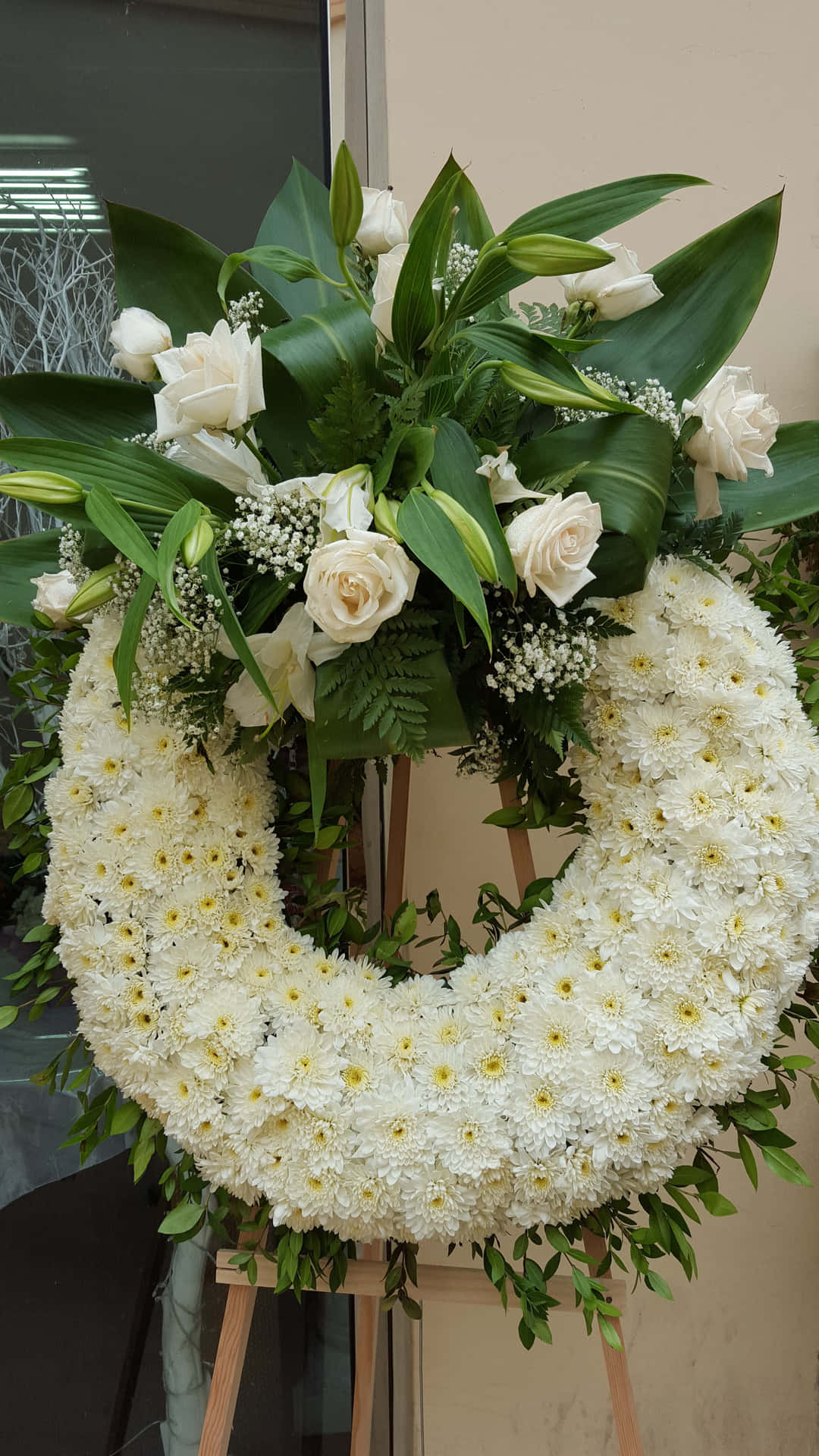 Unbellissimo Allestimento Floreale Per Un Funerale Per Commemorare La Persona Cara E Onorarne La Memoria.