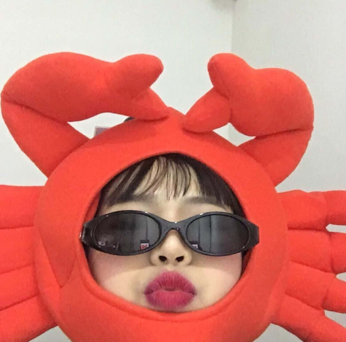 Einmädchen Trägt Ein Krabbenkostüm Mit Sonnenbrille.