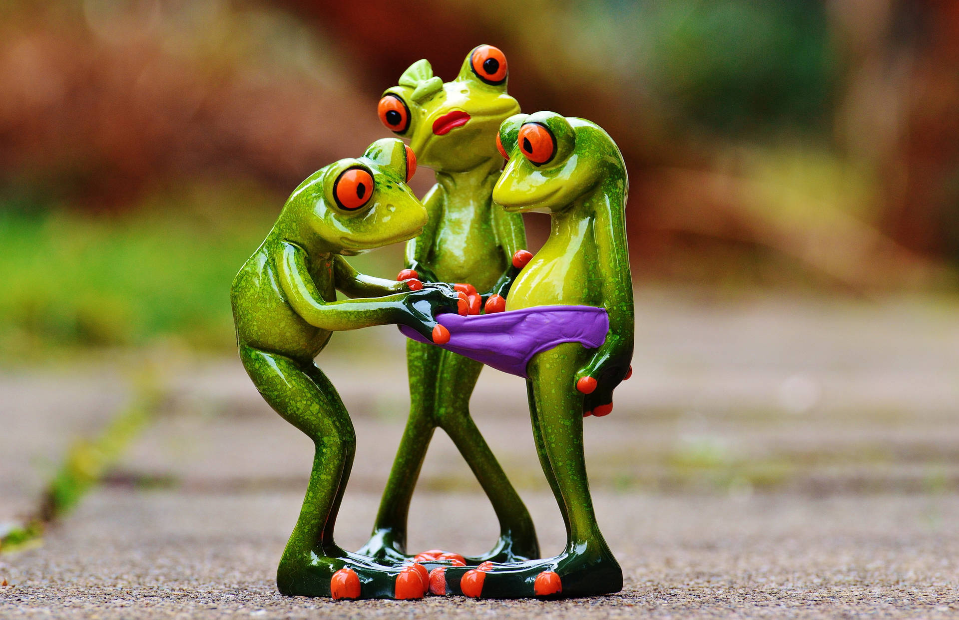 Funny Animals Three Frog Figurines Wallpaper