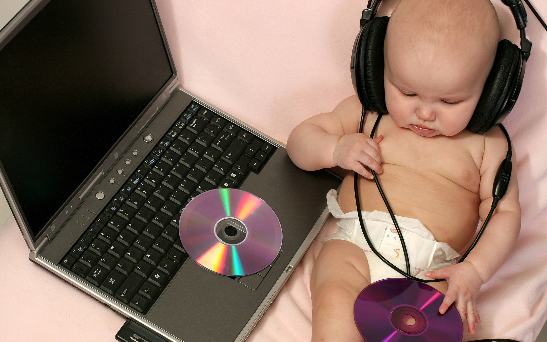 Funny Baby Lytte Til Musik Wallpaper